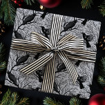 Grått Gothic Winter Berry Ravens jul Presentpapper<br><div class="desc">Denna vackra julomslutning har en papper mörk och moody utformning med grenar under vintern,  där man högtidligt rasar. Vita bär tillför en frostig beröring som skapar en slående kontrast. Utformningen blandar elegans med den vackra vinterskönheten,  perfekt för en unik helgdag estetik.</div>