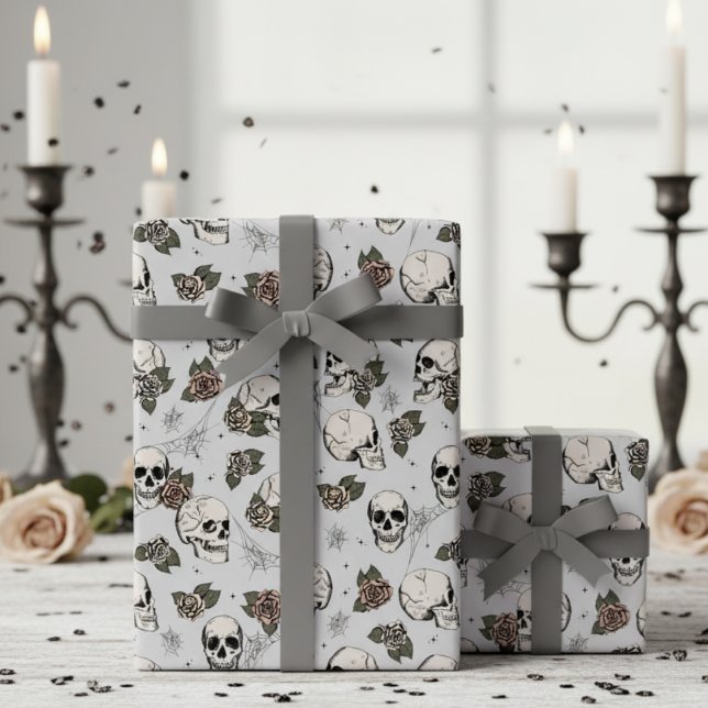 Grått-gotiska Döskallar och Ro Blommigt Presentpapper (Glam Gothic Floral Skull Wrapping Paper. Ornate Hand Drawn Vintage Skulls & Roses in Black Ink)