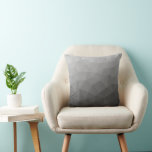 Grått Gradient Geometric Mesh Mönster Kudde<br><div class="desc">Coola Light mörk ombre-övertoningsgeometrisk nätskudd för moderna rum. Diskret modernt grått-övertoningsgeometriskt nät mönster. Triangelns geometriska nät med ljusgradient grått-mörk-gradientdesign.</div>