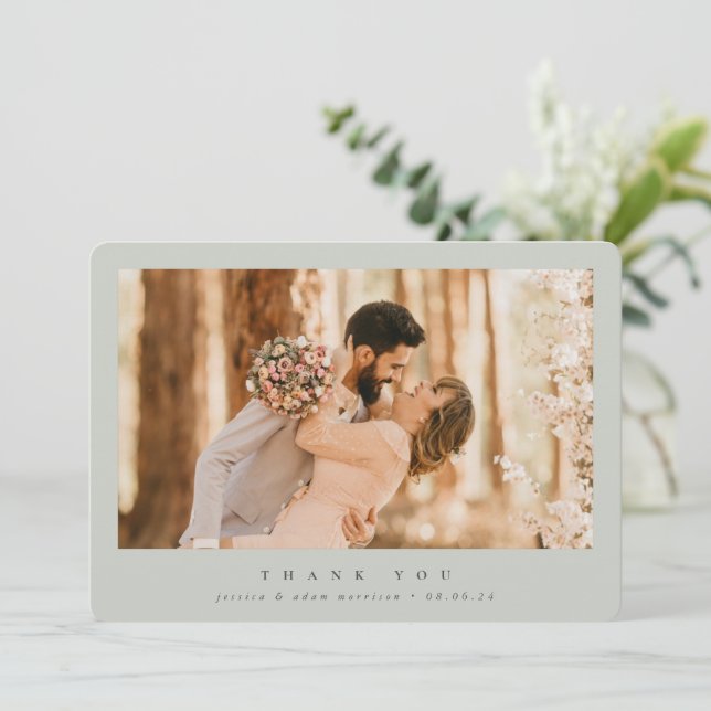 Grått-Grönt Elegant minimalt enfoto-Bröllop Tack Kort (Stående Fram)