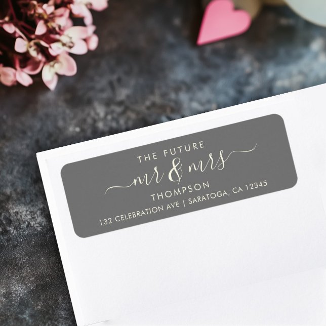 Grått Ivory Elegant Chic Future MR. och MRS Adress Returadress Etikett (Gray address label on table reading THE FUTURE Mr & Mrs in a script font with flourishes in ivory)
