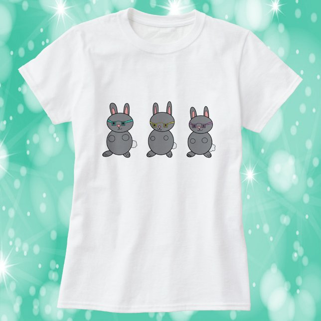 Grått Kaninglasögon T Shirt (A shirt with three gray bunny rabbits wearing glasses)