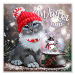 Grått katt i rött lock och snögubbe i snöboll fototryck