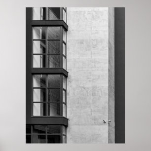 GRÅTT-KONKRET BYGGNAD MED GLASFÖNSTER POSTER