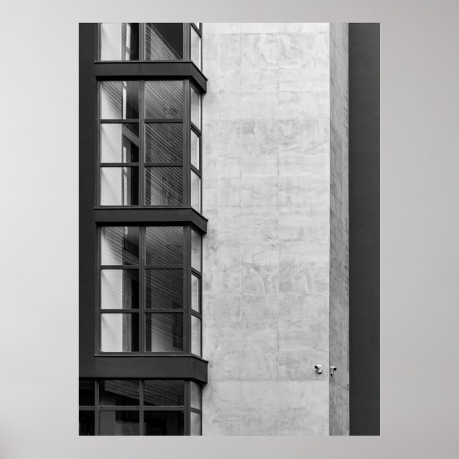 GRÅTT-KONKRET BYGGNAD MED GLASFÖNSTER POSTER (Framsidan)