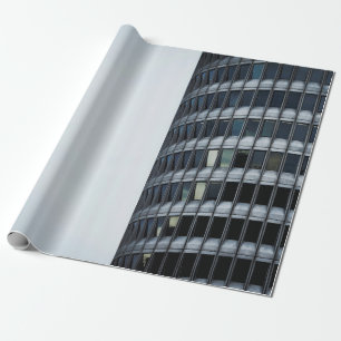 GRÅTT-KONKRET BYGGNAD UNDER VITE HIMLAR UNDER DAGE PRESENTPAPPER