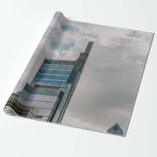 GRÅTT KONRETE BYGGNAD UNDER CLOUDY HIMLAR UNDER DA PRESENTPAPPER