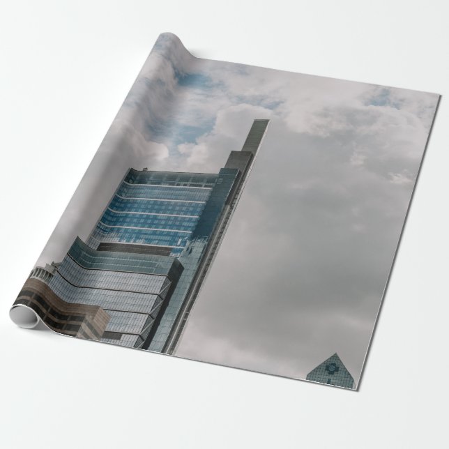 GRÅTT KONRETE BYGGNAD UNDER CLOUDY HIMLAR UNDER DA PRESENTPAPPER (Utrullad)