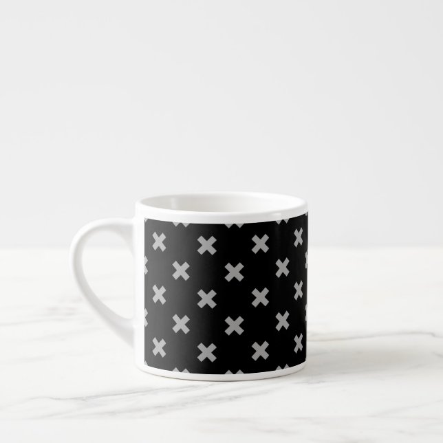 Grått kor sytlar på svart espressomugg (Vänster)