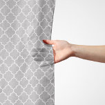 Grått Latticwork, Quatrefoil, Moroccan Trellis Sjal<br><div class="desc">Elegant,  snyggt och sofistikerad marockansk trellis mönster i grått färg. Modern gåva och trendig,  perfekt för det latetiska älskare i ditt liv.</div>
