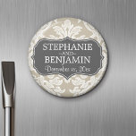 Grått & Linen Beige Damask Pattern Wedding Favor Magnet<br><div class="desc">Ett klassiskt mönster i trendig färg som du kan anpassa med din årsdag data. Klicka på knappen Anpassa för att justera teckningen om det behövs.</div>