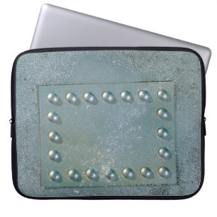 Grått metall med textplåt på laptop sleeve