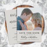 Grått Modern Typografi - minimalistiskt foto Bröll Spara Datumet<br><div class="desc">Grått Modern Typografi - minimalistiskt foto-Bröllop spara datum-inbjudningskort. Låt er familj, vänner och kolleger veta att ni har fastställt ett datum för ert bröllop firande med detta elegant, snyggt och det moderna bröllop spara datum-inbjudan. Alla texterna är i förväg ordnade så att du enkelt och snabbt kan anpassa dig med...</div>