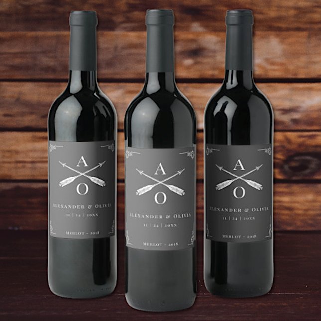 Grått Monogram och Bröllop Vin-etikett Vinflaska Etikett (Gray Monogram and Arrows Wedding Wine Label)