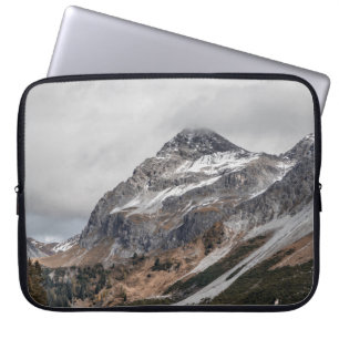 GRÅTT MOUNTAINER MED SNÖ KAPPERAT OMGIVET MED TR LAPTOP FODRAL