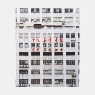 GRÅTT MULTISTORY BYGGNADS MED RED ORIENTAL SCRIPT FLEECEFILT