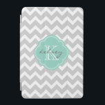 Grått och Aqua Chevron Anpassningsbar Monogram iPad Mini Skydd<br><div class="desc">IPad-väskan med chicen för det akuta trendiget har en subppy zigzag chevron mönster-personlig med ditt monogram namn och börjar med en gigliquatrefoil ram. Klicka på Anpassa om du vill ändra typsnitt och färg för att skapa din egen unika design av ett slag.</div>