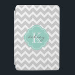 Grått och Aqua Chevron Anpassningsbar Monogram iPad Mini Skydd<br><div class="desc">IPad-väskan med chicen för det akuta trendiget har en subppy zigzag chevron mönster-personlig med ditt monogram namn och börjar med en gigliquatrefoil ram. Klicka på Anpassa om du vill ändra typsnitt och färg för att skapa din egen unika design av ett slag.</div>