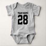 Grått och Black Football Jersey Sports Baby Romper T-shirt<br><div class="desc">Cute-fotbollens jersey-bodykostym för baby. Idrotten mamma och pappa kärlek. Det är bara naturligt att baby också borde. Cute baby i silver grått och svart. Du kan anpassa namn och spelnumret på framsidan och baksidan av tröjan. Inte bara för fotbollen fläkt. Vilken sportfantast som helst kommer att uppskatta den här utformningen....</div>