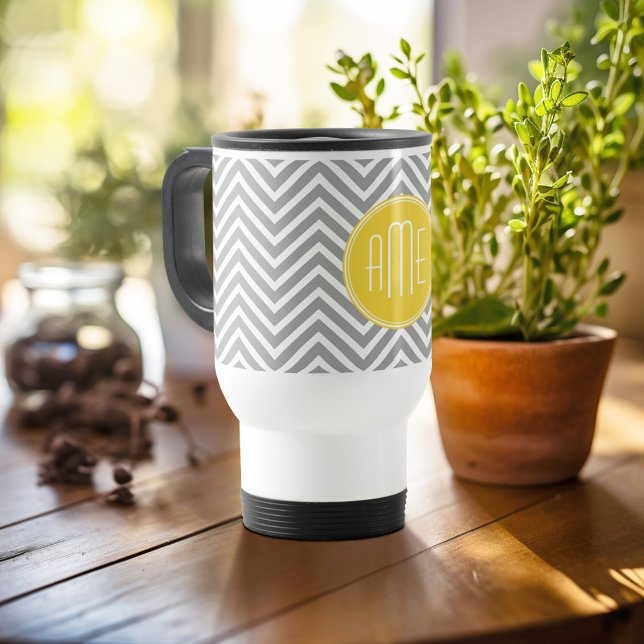 Grått och Gult Chevrons Anpassningsbar Monogram Resemugg (Personalized travel mug - add photos and text or customize completely)