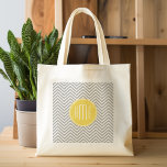 Grått och Gult Chevrons Anpassningsbar Monogram Tygkasse<br><div class="desc">En djärv konsthandling i färsk,  glad färg. Om du behöver justera monogrammen klickar du på knappen Anpassa och gör ändringar.</div>