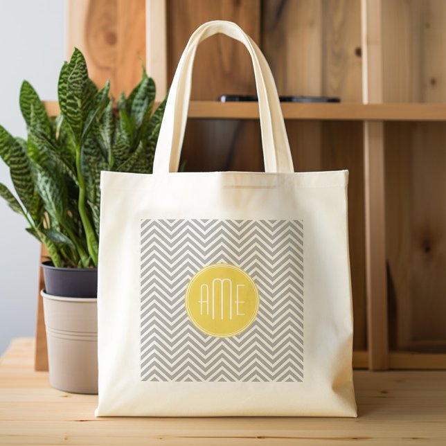 Grått och Gult Chevrons Anpassningsbar Monogram Tygkasse (Personalized tote bag with photos and custom text)
