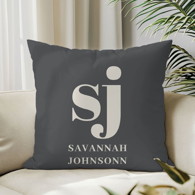 Grått och kräm i monogram initialer kudde (Skapare uppladdad)
