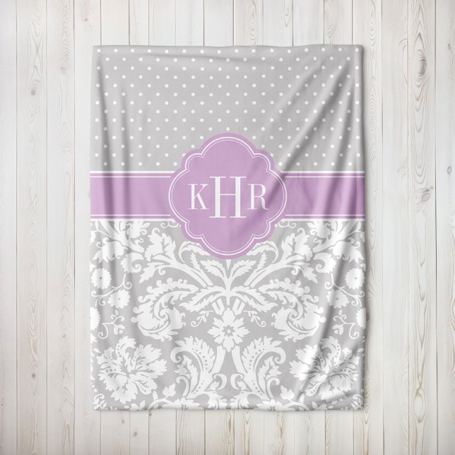 Grått och Lila Damask Polka dots Monogram Fleecefilt (Skapare uppladdad)