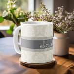 Grått- och Linen Vintage Damask-mönster med Namn Kaffemugg<br><div class="desc">En elegant mönster med ett typsnitt designat för en kvinnlig kvinna. Lägg till ditt namn eller monogram. Om du behöver göra ändringar i teckningen klickar du på knappen Anpassa för att göra ändringar.</div>