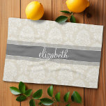 Grått- och Linen Vintage Damask-mönster med Namn Kökshandduk<br><div class="desc">En elegant mönster med ett typsnitt designat för en kvinnlig kvinna. Lägg till ditt namn eller monogram. Om du behöver göra ändringar i teckningen klickar du på knappen Anpassa för att göra ändringar.</div>