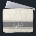 Grått- och Linen Vintage Damask-mönster med Namn Laptop Sleeve<br><div class="desc">En elegant mönster med ett typsnitt designat för en kvinnlig kvinna. Lägg till ditt namn eller monogram. Om du behöver göra ändringar i teckningen klickar du på knappen Anpassa för att göra ändringar.</div>
