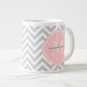 Grått och Ljus rosa Chevron Anpassningsbar Monogra Jumbo Mugg
