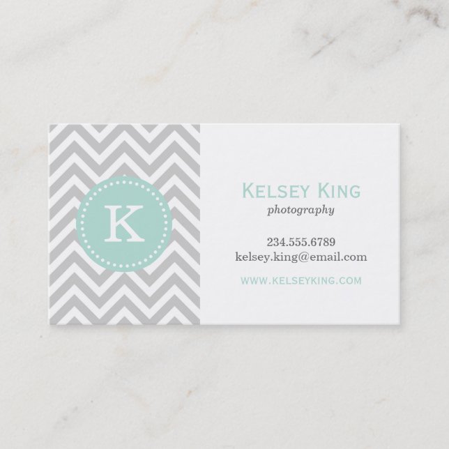 Grått och Mint Chevron Anpassningsbar Monogram Visitkort (Framsida)