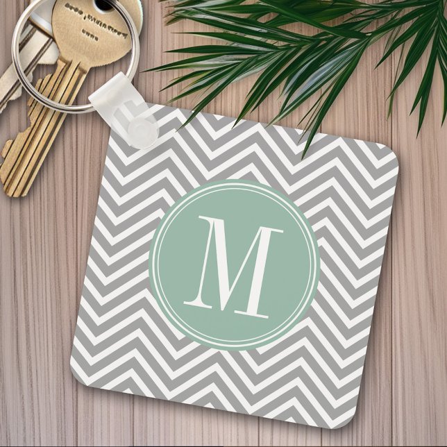 Grått och Mint Grönt Chevron Mönster med Monogram Nyckelring (Personalized keychain - Add Name or Monogram)