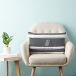 Grått och Monogram för vit Rand Mönster Lumbarkudde<br><div class="desc">Lägg till en liten elegans i ditt rum med Grått och Monogram Lumbar Pillow från Rand i Charcol. Den här snyggtens accent har en klassisk stripe-design med ett monogram för personlig och är perfekt för soffa,  sängar och stolar. Perfekt för hushållsdekor,  hembiträden eller en sofistikerad personlig beröring.</div>