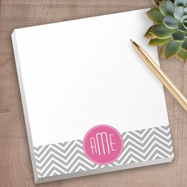 Grått och Rosa Chevrons med Anpassningsbar Monogra Anteckningsblock (Personalized notepad - great for a gift or your home office)