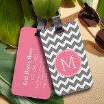 Grått och Rosa Chevrons med Anpassningsbar Monogra Bagagebricka<br><div class="desc">En djärv konsthandling i färsk,  glad färg. Om du behöver justera monogrammen klickar du på knappen Anpassa och gör ändringar.</div>