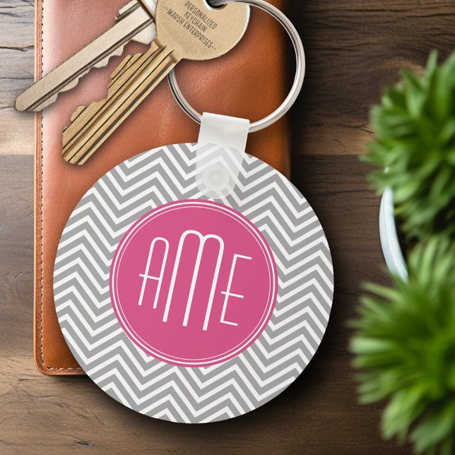 Grått och Rosa Chevrons med Anpassningsbar Monogra Nyckelring (Personalized Keychain - Add Name or Monogram)