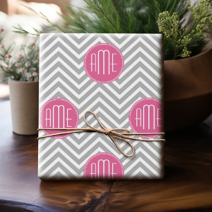 Grått och Rosa Chevrons med Anpassningsbar Monogra Presentpapper