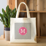 Grått och Rosa Chevrons med Anpassningsbar Triple  Jumbo Tygkasse<br><div class="desc">En djärv dekodesign i rosa och grått färg. Om du behöver justera monogrammen klickar du på knappen Anpassa och gör ändringar.</div>