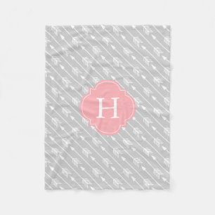 Grått och Rosa Monogrammed Arrows Mönster Fleecefilt