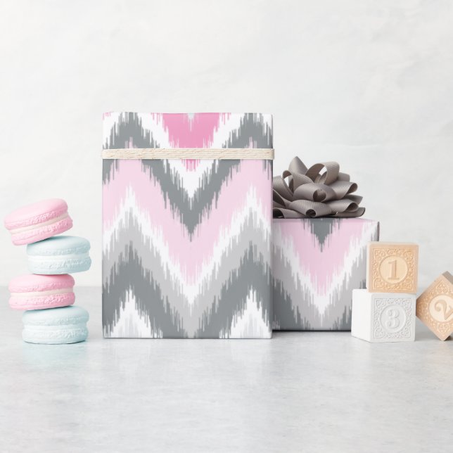 Grått och Rosa Tribal Ikat Chevron Presentpapper (Baby Shower)