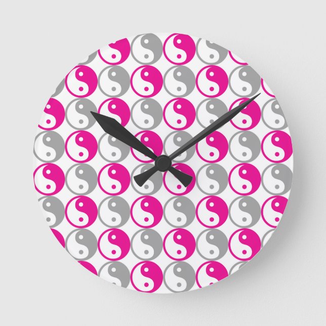 Grått och rosa yin yang mönster rund klocka (Framsida)