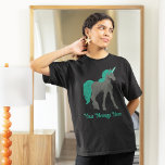 Grått- och skalenmajs-Personlig T Shirt<br><div class="desc">Ett exempel på en enhörning i ett realistiskt stil. Unicorn är en mörk grått av kol med en grönt och svan. Det finns en punkt att lägga till ditt eget meddelande med grönt.</div>
