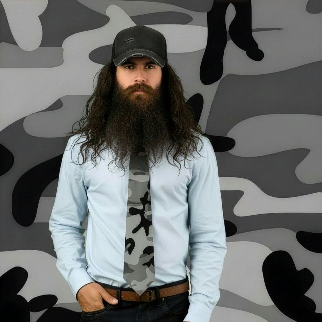 Grått och svart kamouflage Necktie Slips (Bearded man wears a gray camo necktie.
)