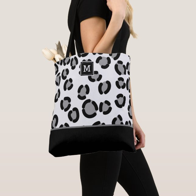 Grått och svart leopardmönster med monogram tygkasse (Närbild)