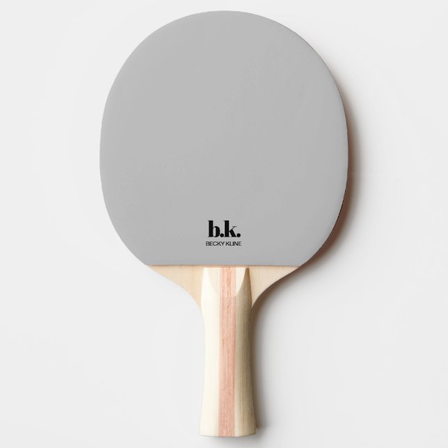 Grått och svart pingisracket med initialer (Framsidan)