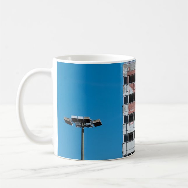 GRÅTT- OCH SVART POSTLYKTA KAFFEMUGG (Vänster)