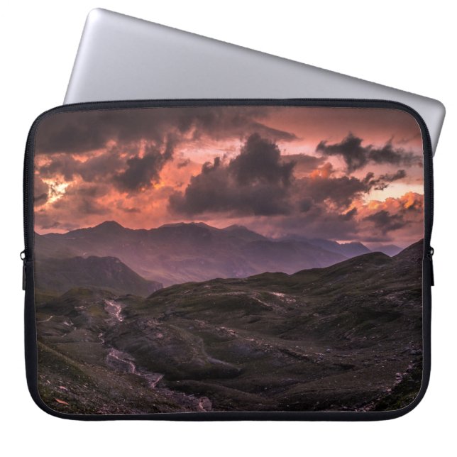 GRÅTT- OCH SVARTA MOUNTAINER UNDER CLOUDY HIMLAR U LAPTOP FODRAL (Framsidan)