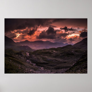 GRÅTT- OCH SVARTA MOUNTAINER UNDER CLOUDY HIMLAR U POSTER